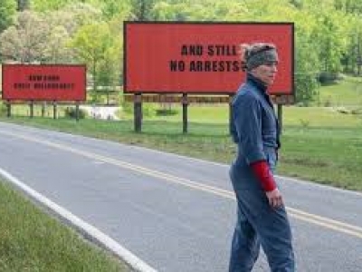 Tři billboardy kousek za Ebbingem